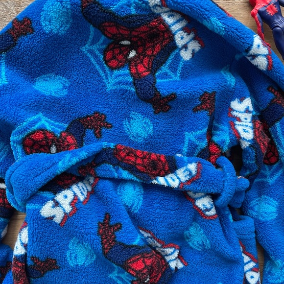 SPIDER-MAN Bathrobe and Bonus Action Figure 🕷️ - Picture 6 of 7